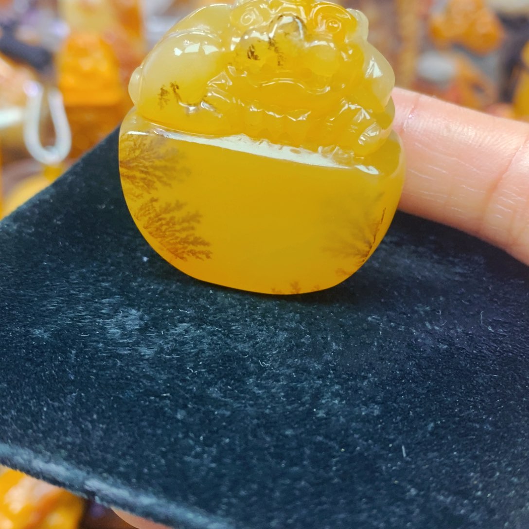 未镶嵌石英质玉（黄龙玉）颈饰