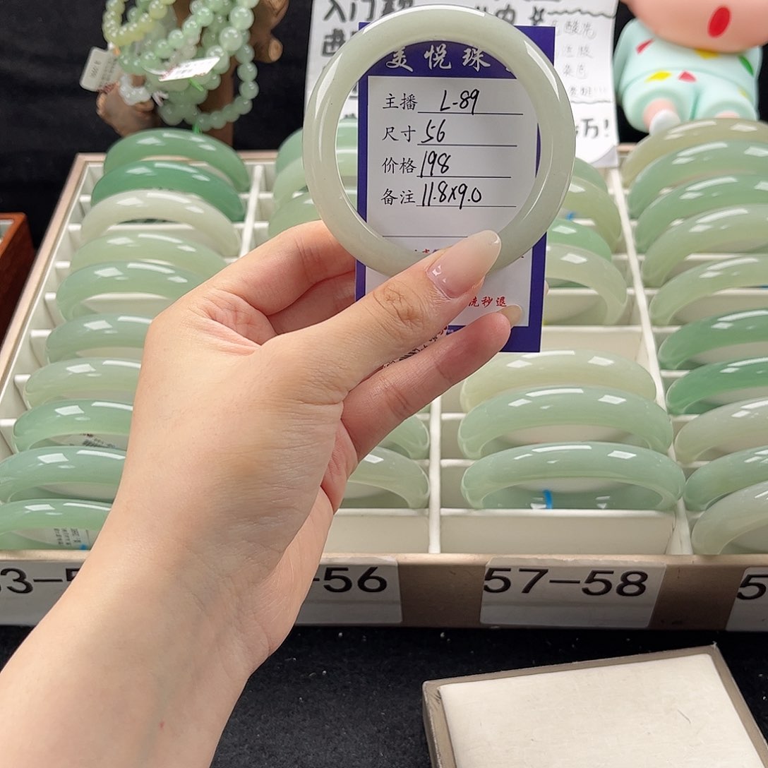 石英质玉手镯未镶嵌小***?