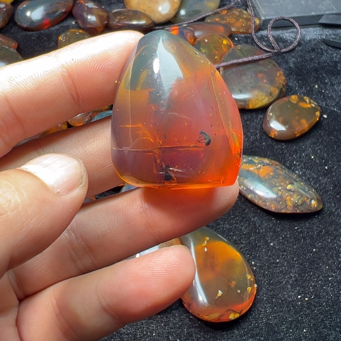 东***君琥珀未镶嵌裸石吊坠