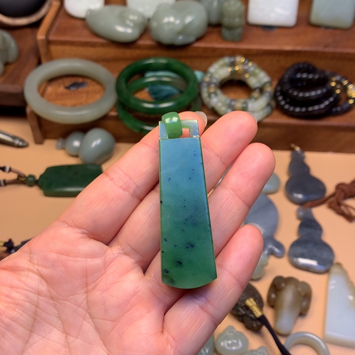 E***o和田玉未镶嵌颈饰