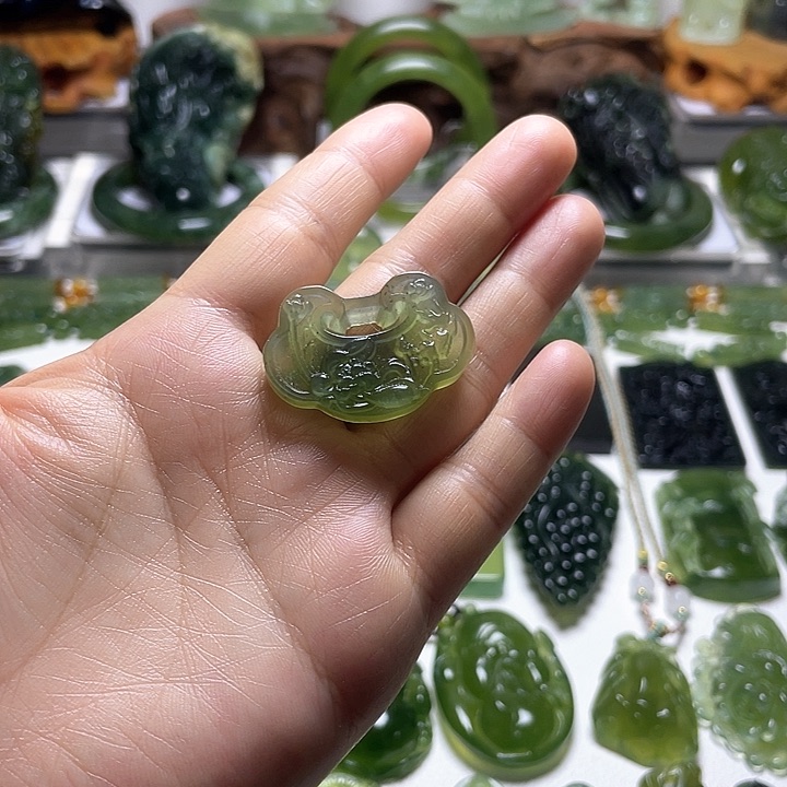 蛇纹石玉颈饰未镶嵌