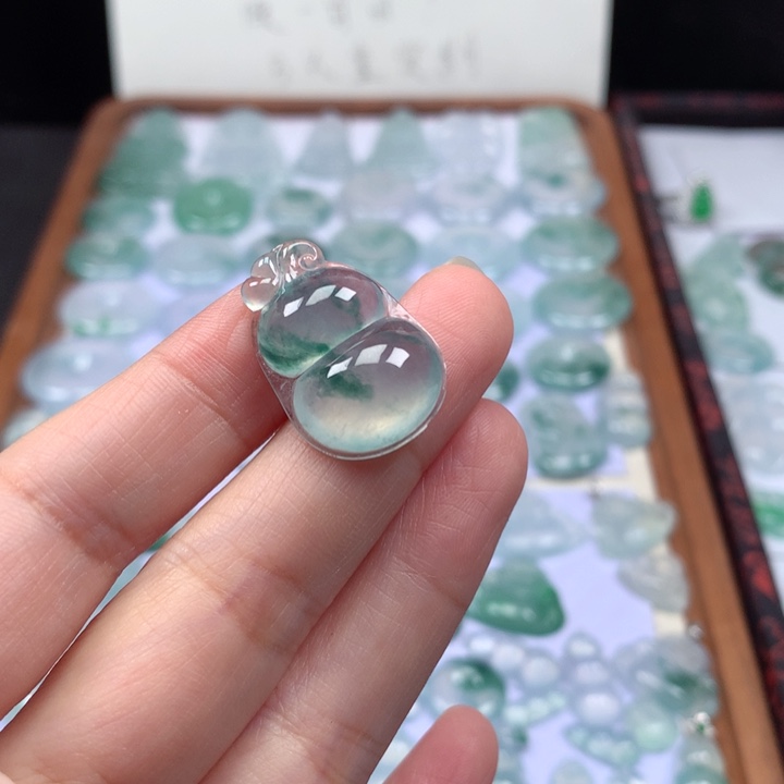 颈饰未镶嵌翡翠高冰飘花葫芦