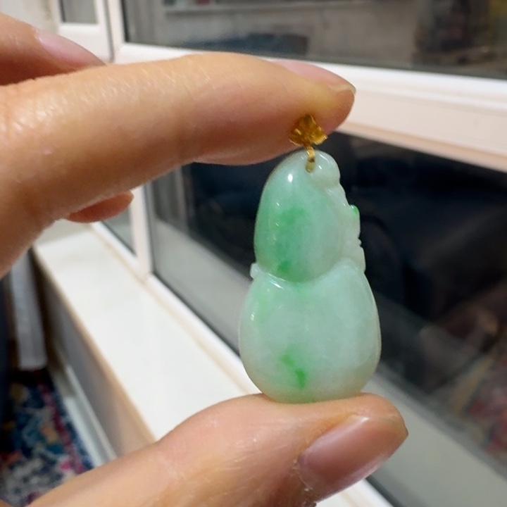 细***流翡翠18K金镶嵌颈饰葫芦