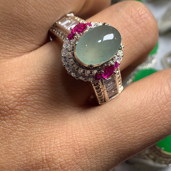 翡翠未镶嵌戒指铜托，卖裸石，需要二次镶嵌