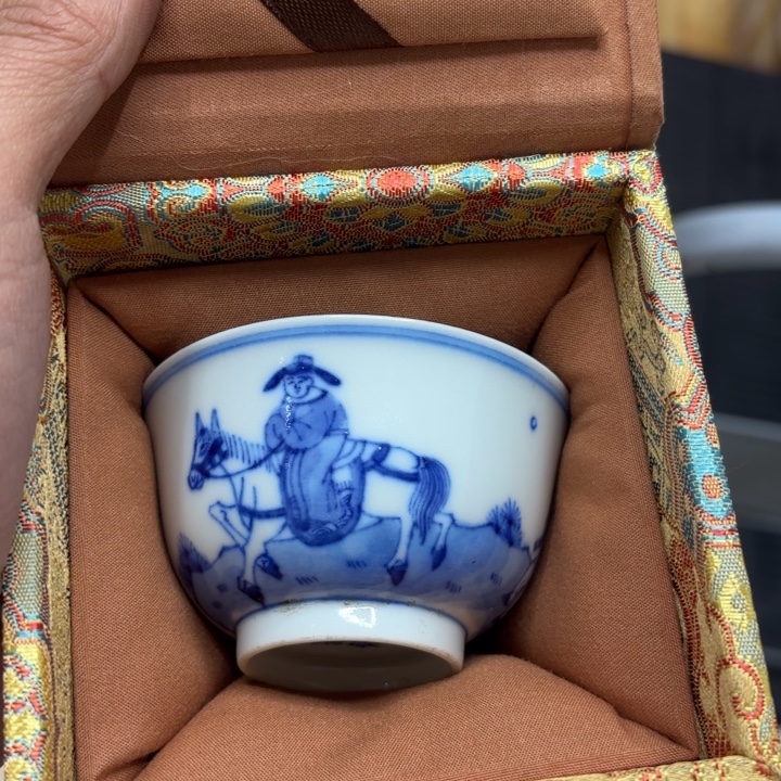 漂****精美的瓷器摆件……