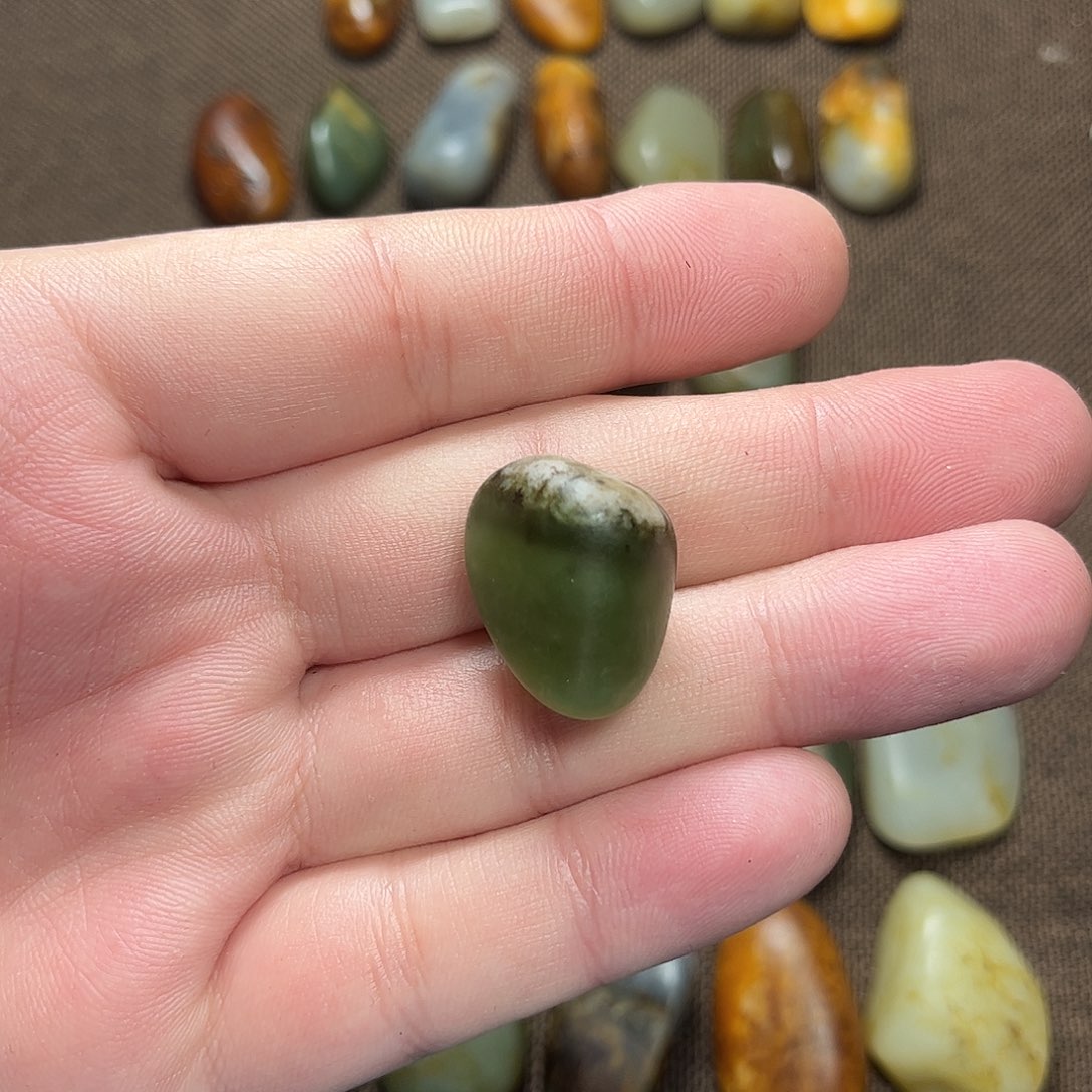 牛***角和田玉未镶嵌珠宝奇石