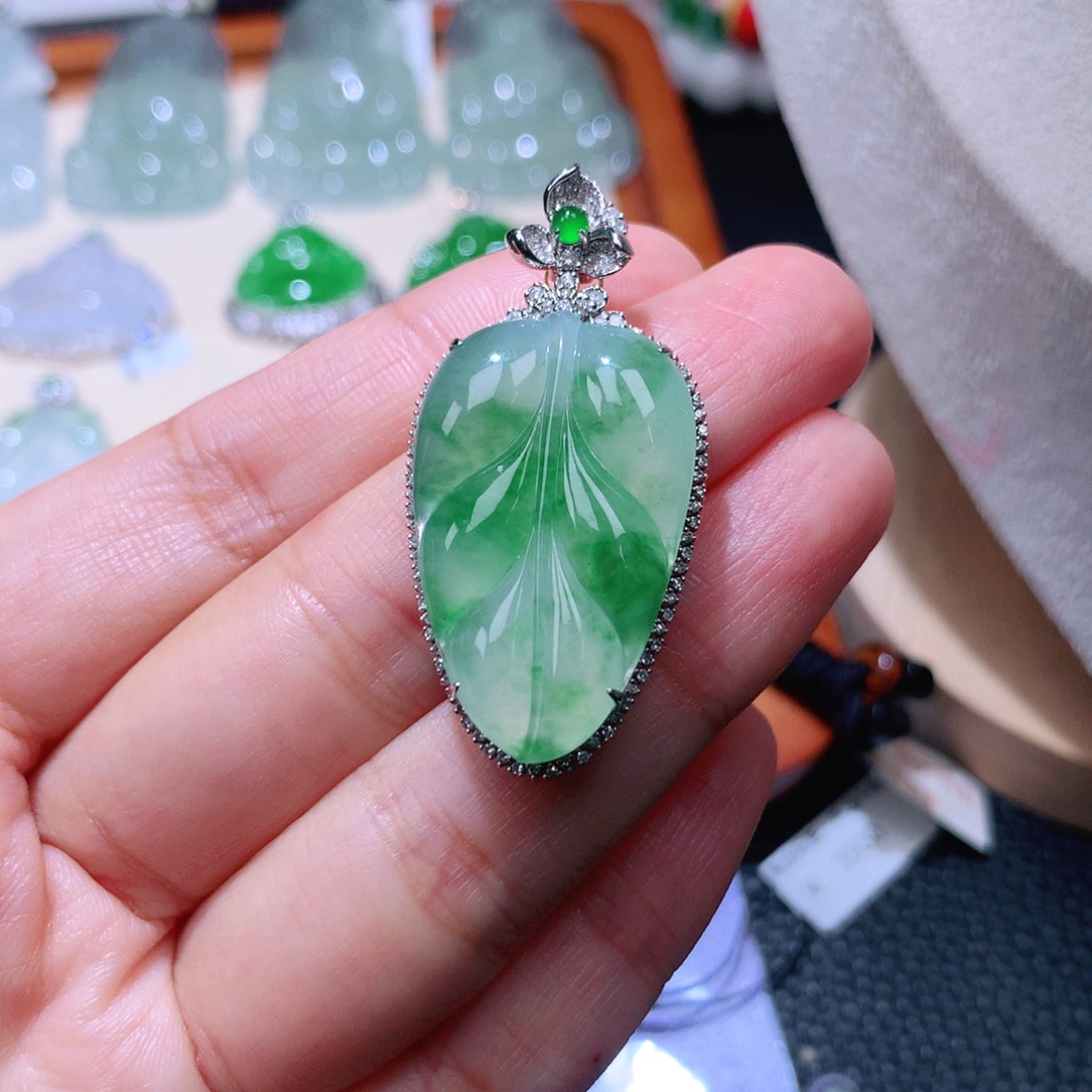 颈饰18K金镶嵌翡翠叶子