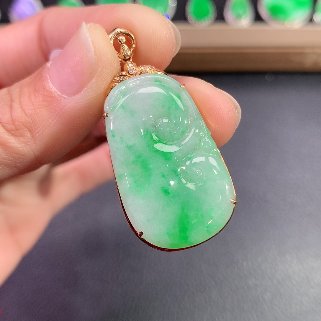 翡翠吊坠(赠链)18K金镶嵌