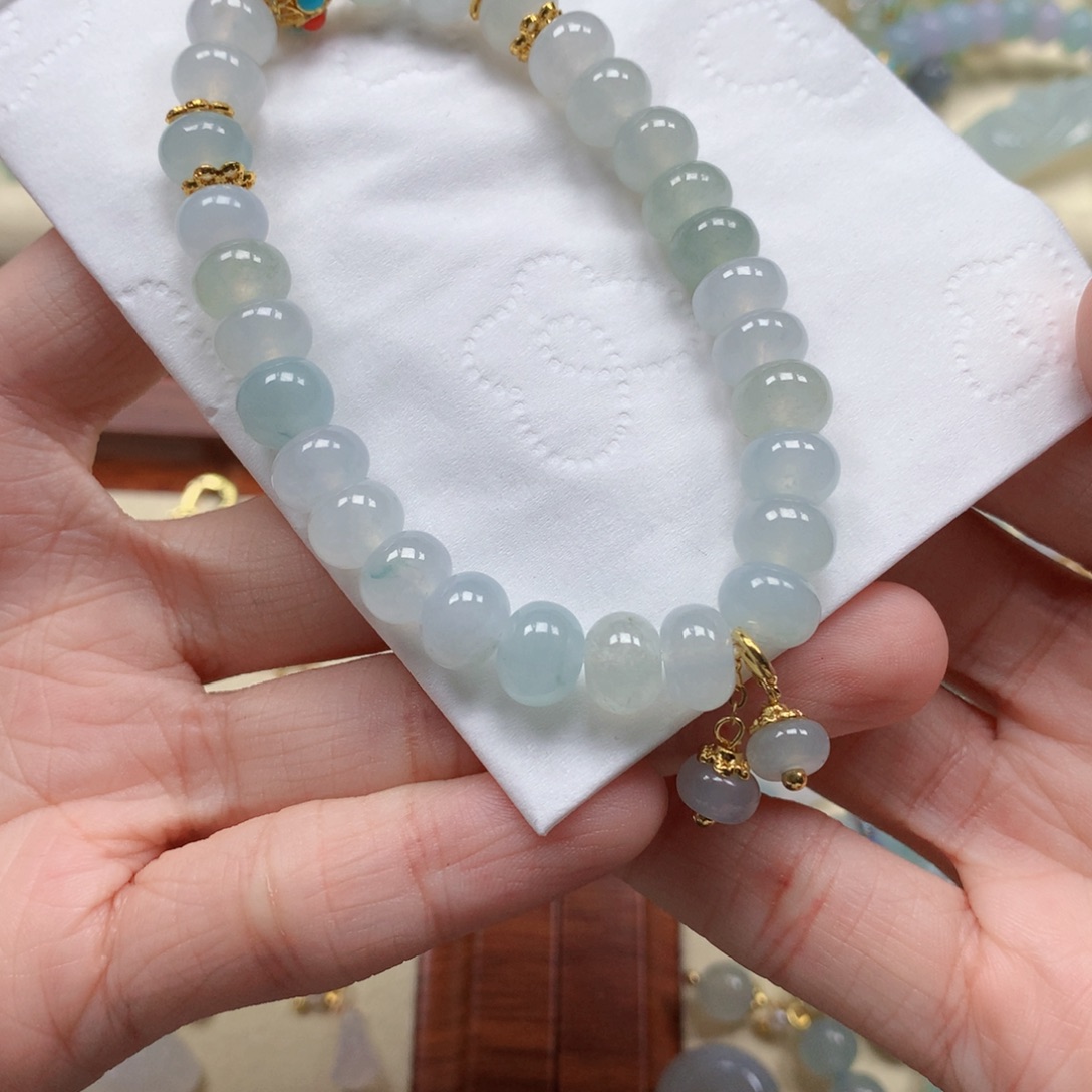 翡翠未镶嵌颈饰是