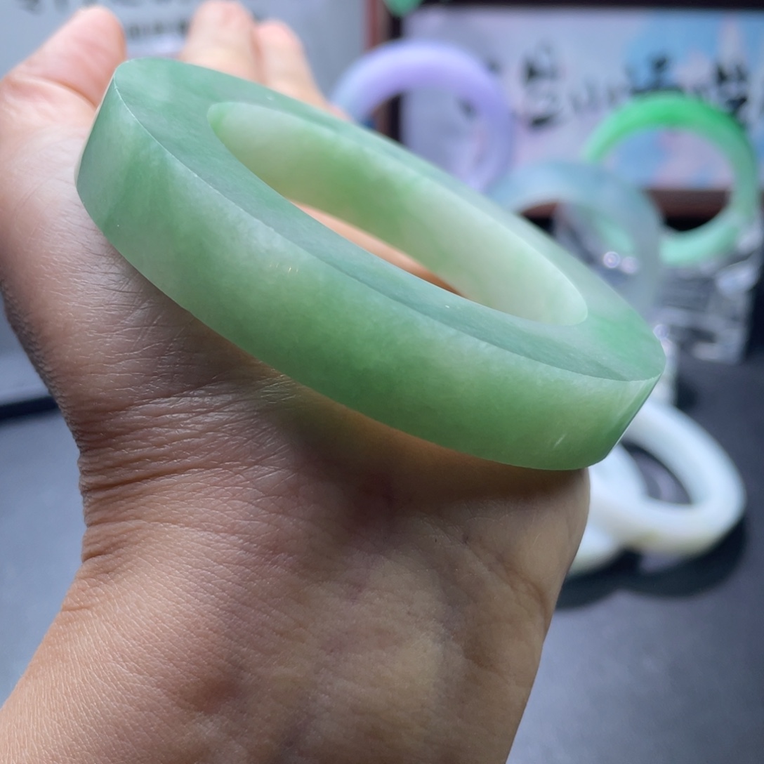夏***央定制翡翠未镶嵌翡翠
