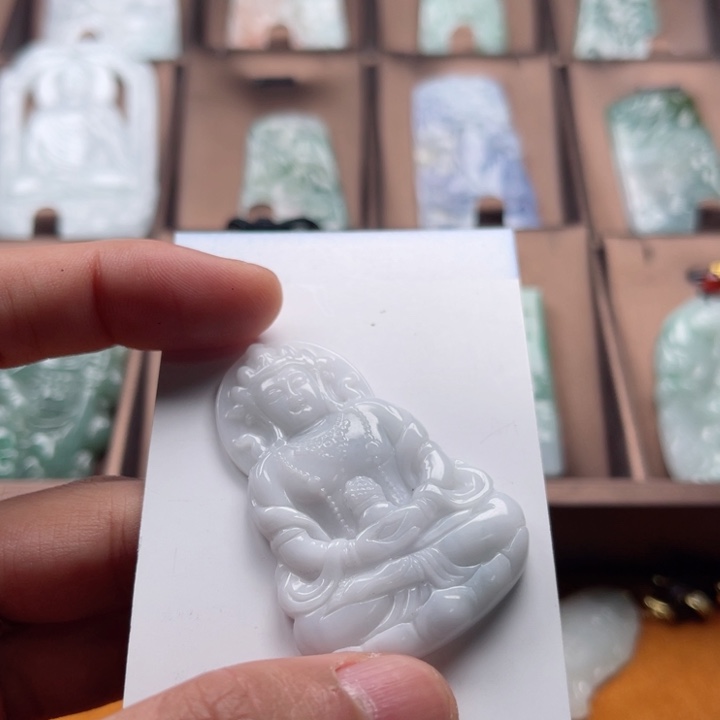 翡翠颈饰未镶嵌渡母