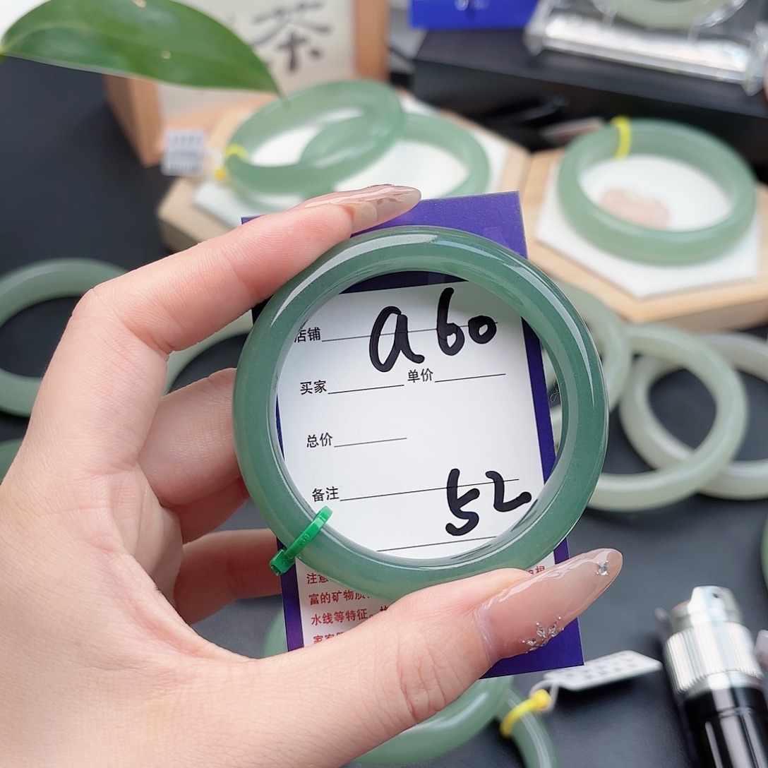 隔***爱石英质玉未镶嵌手镯