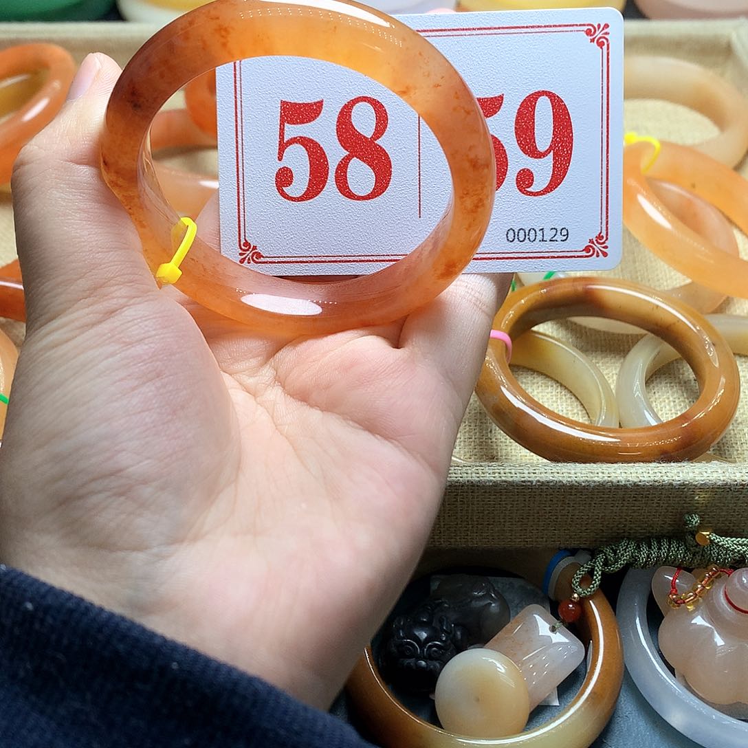 未镶嵌石英质玉（黄龙玉）手镯