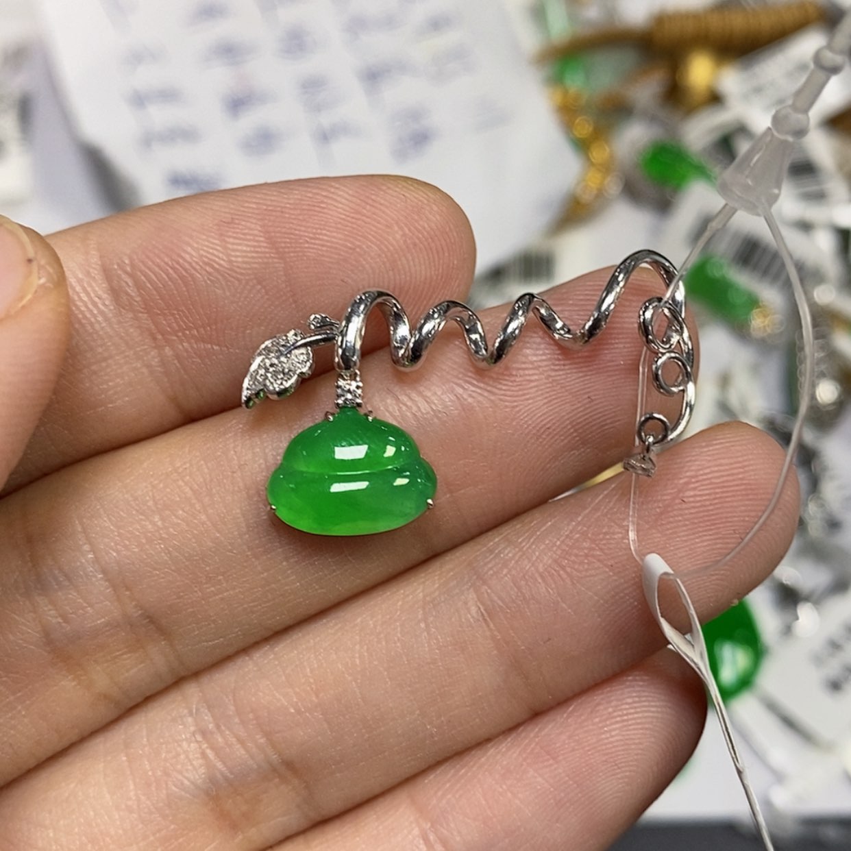 【闪购商品】颈饰18K金镶嵌翡翠一***?吊坠