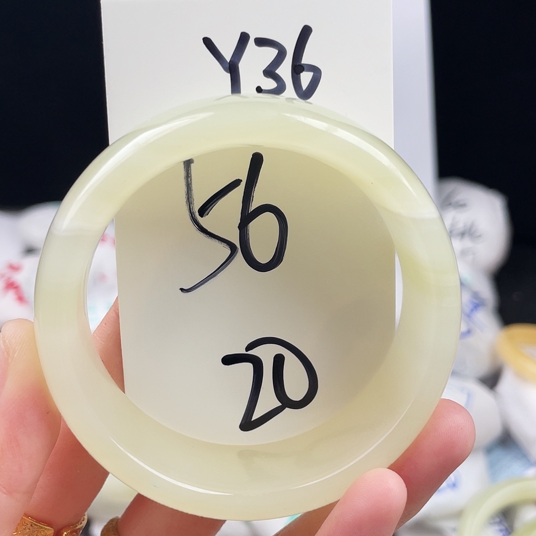 石英质玉未镶嵌手镯Y36