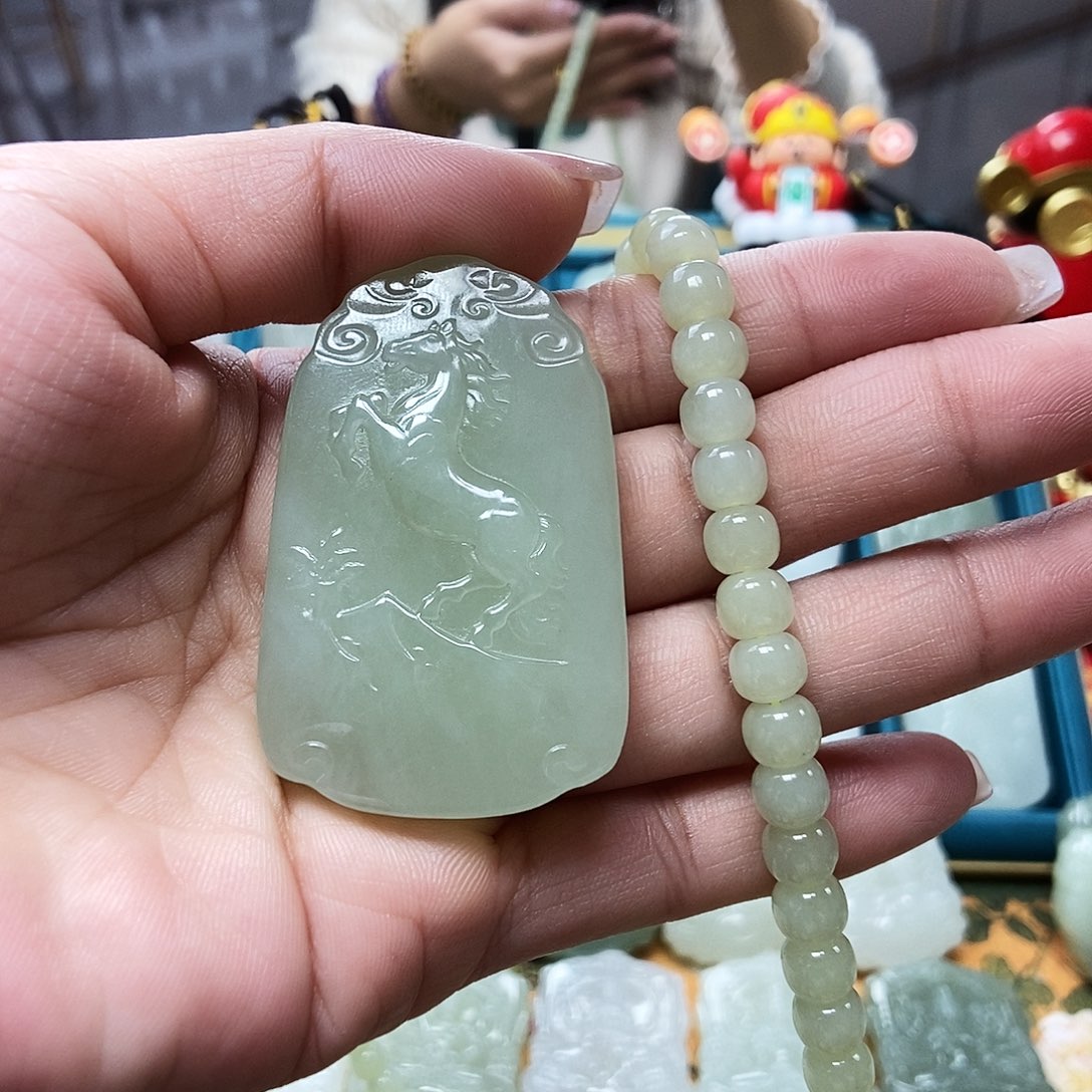 和田玉颈饰未镶嵌家****?