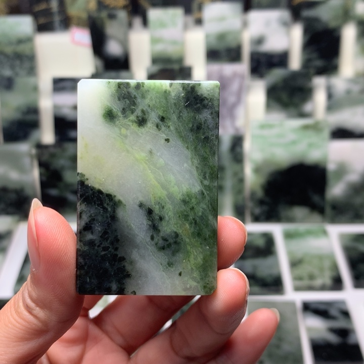 独山玉颈饰未镶嵌佳*