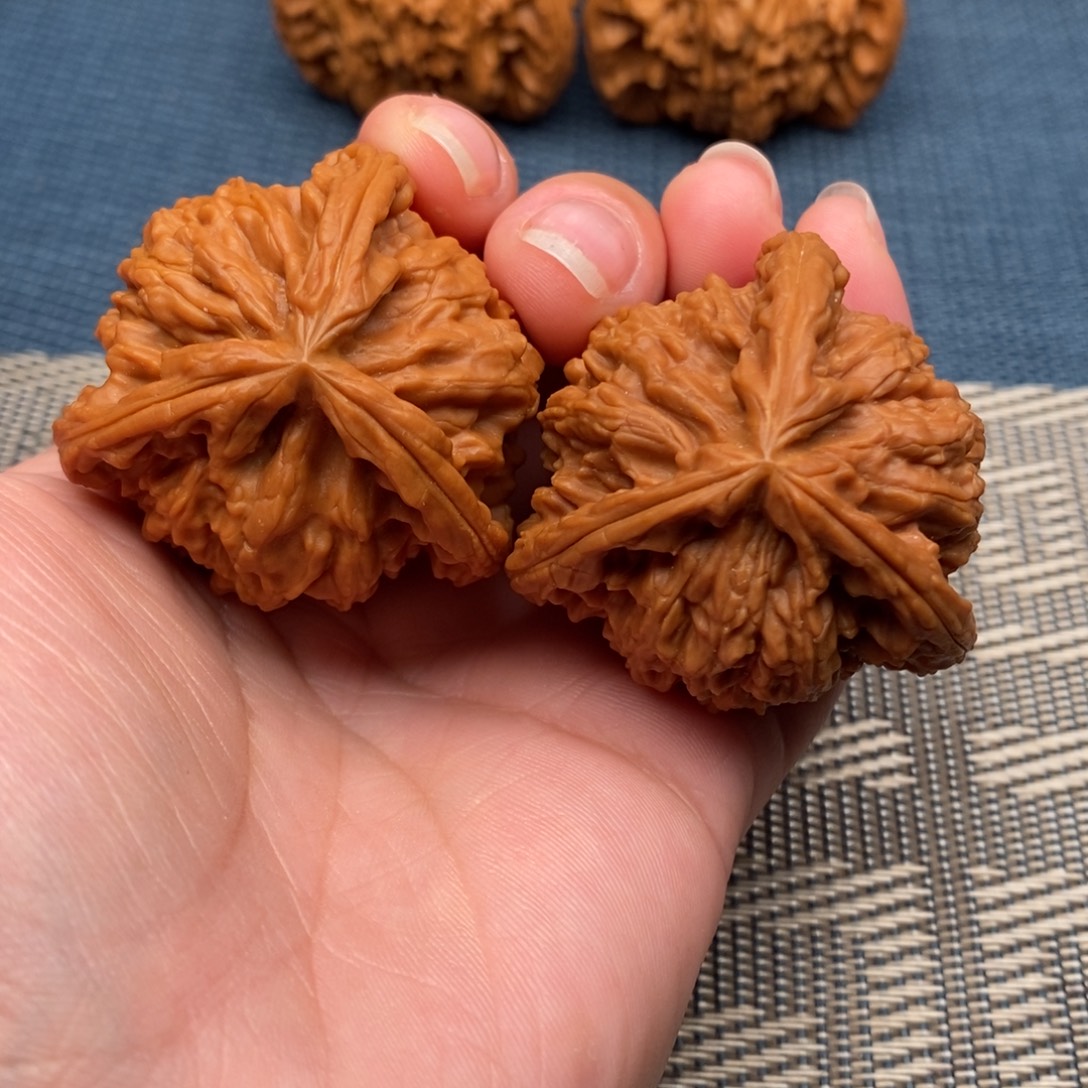 中***叔吊坠文玩核桃三棱