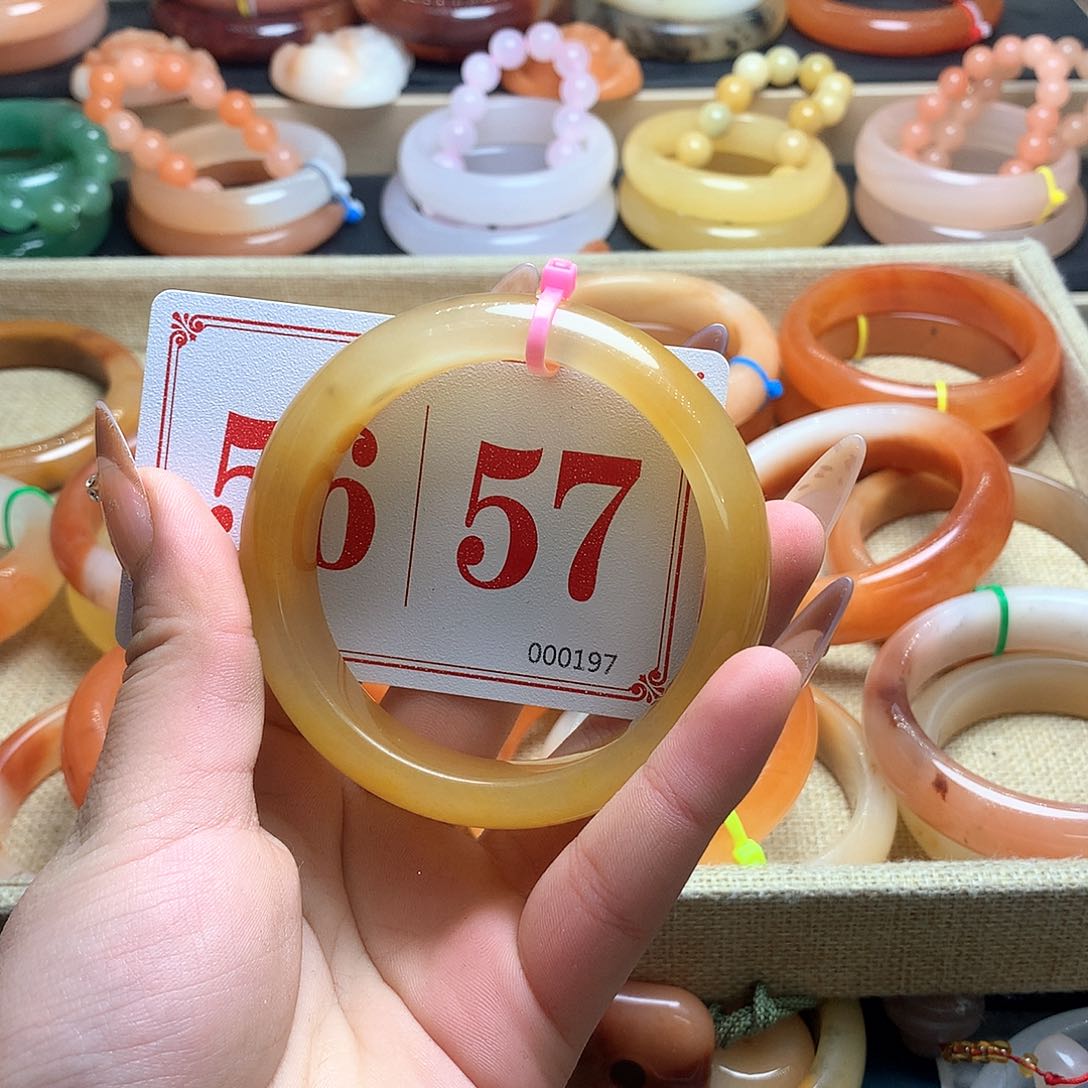 未镶嵌石英质玉（黄龙玉）手镯