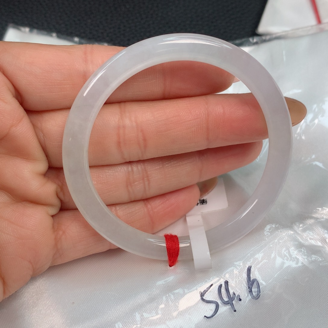 翡翠手镯未镶嵌………..