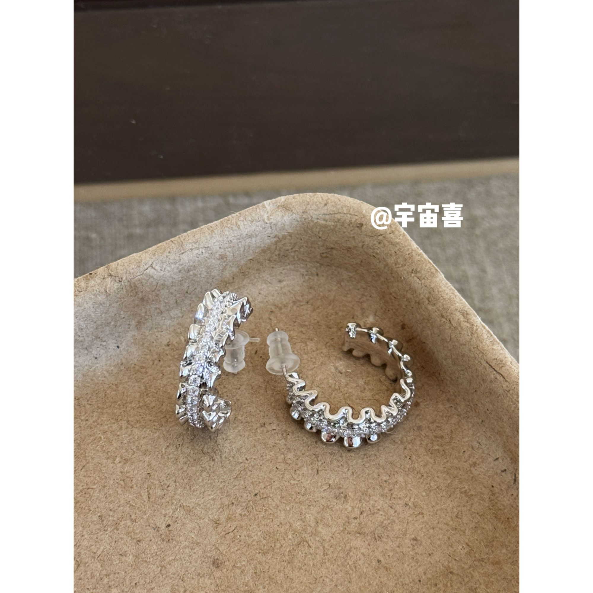 铜合金锆石耳饰 I2-449【木耳花边银色白锆c字耳圈耳钉】