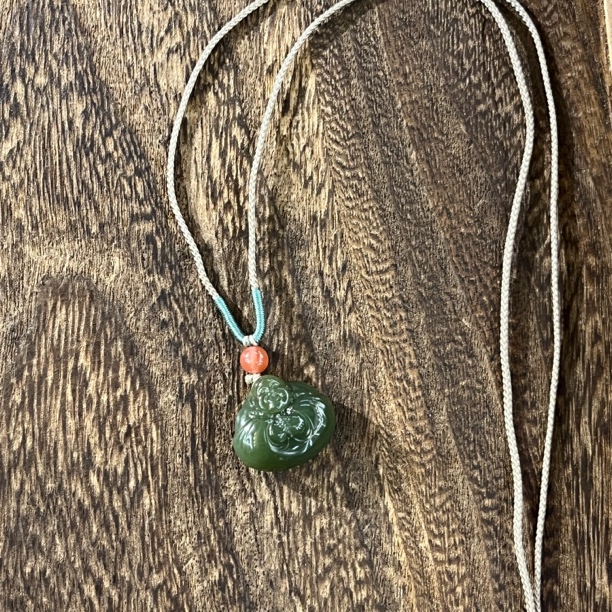 1152-和田玉抱抱佛吊坠20*23mm