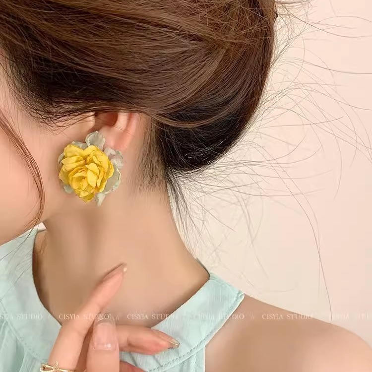 铜合金布艺耳饰 仿真花布艺立体撞色氛围灼边感蕾丝花朵山茶耳钉