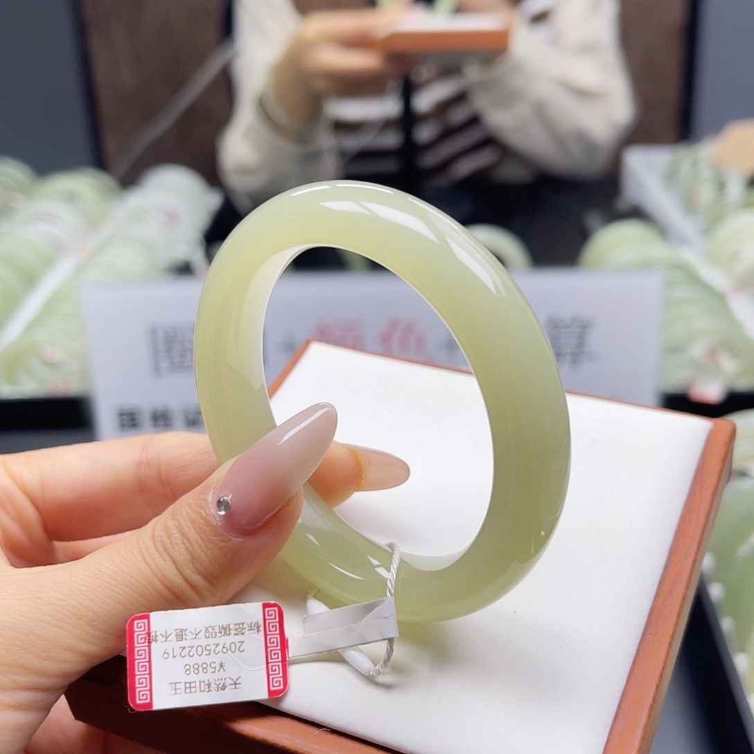 和田玉未镶嵌手镯