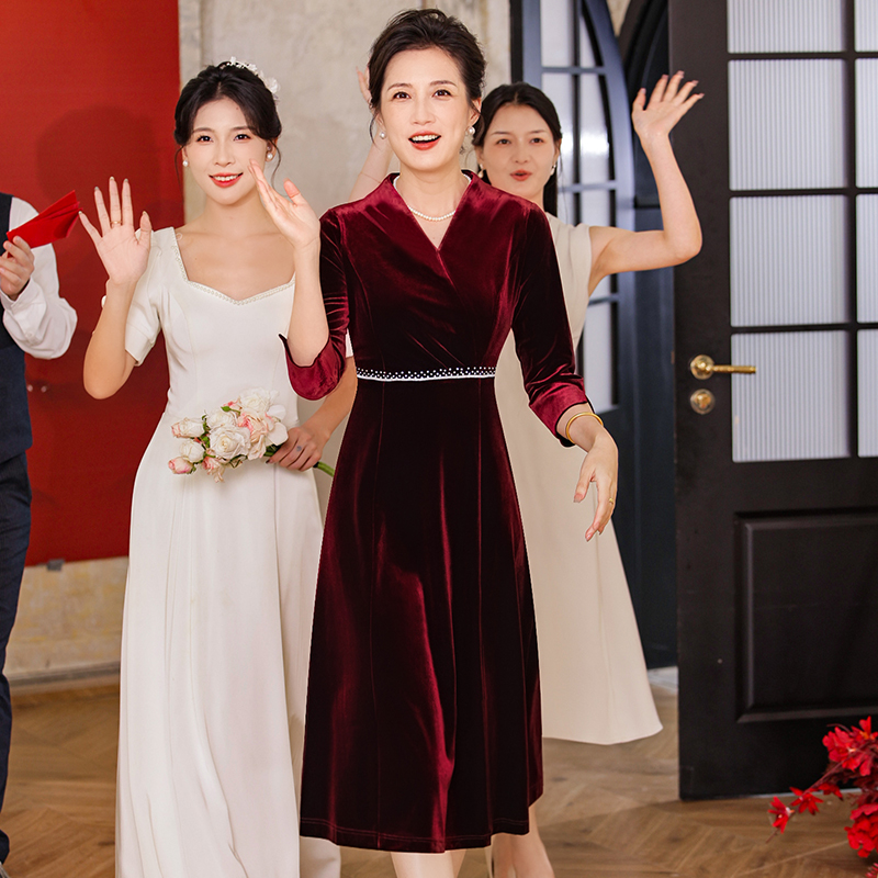 奢妍莼V领显瘦醋酸金丝绒高贵宴会礼服酒红色喜婆婆妈妈宴会服