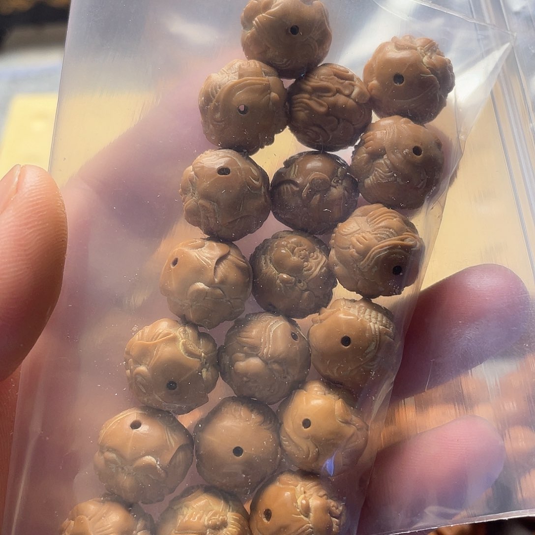 似**年猴头核桃雕刻横财神