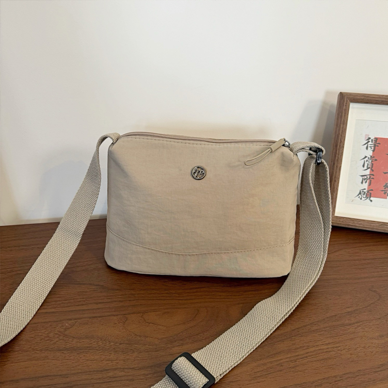 包包女款爆款2025秋冬新款时尚单肩包百搭大容量休闲旅游斜挎包