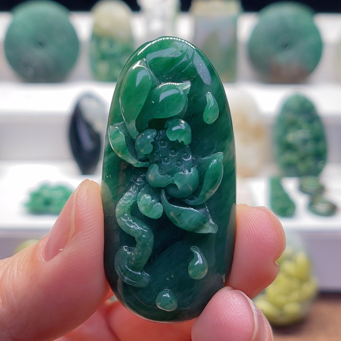 地***民独山玉未镶嵌颈饰