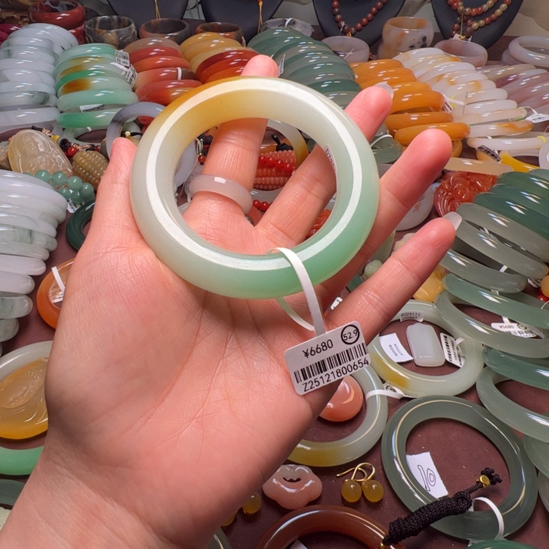 欧***妈石英岩玉未镶嵌手镯