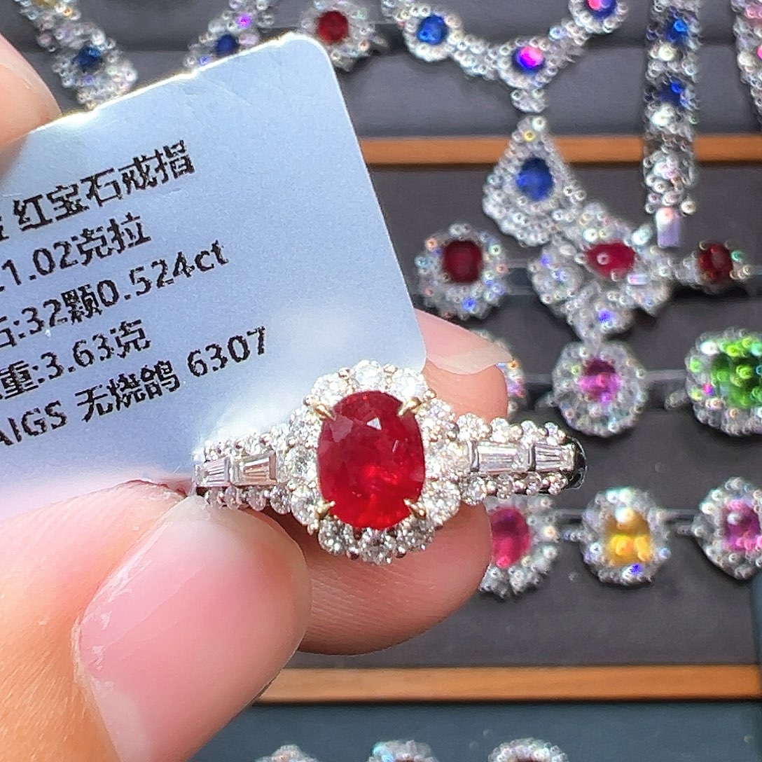 红宝石戒指18K金镶嵌