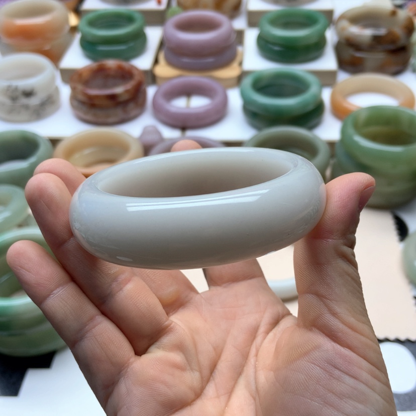【闪购商品】未镶嵌手镯石英岩玉奋****柿
