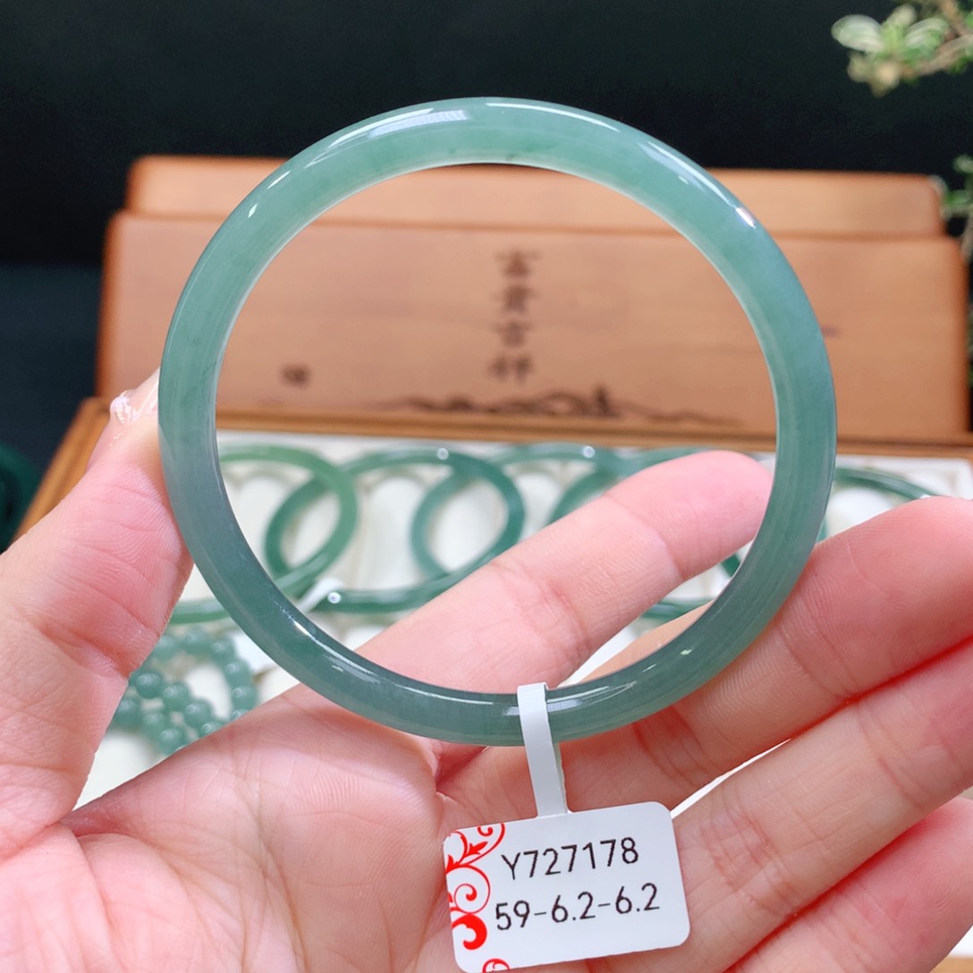 翡翠手镯未镶嵌天然