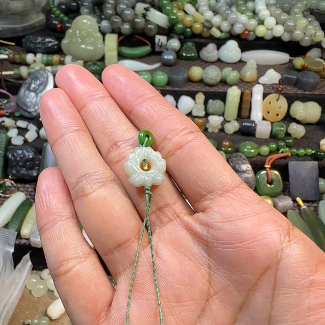 和田玉未镶嵌颈饰花花滴流