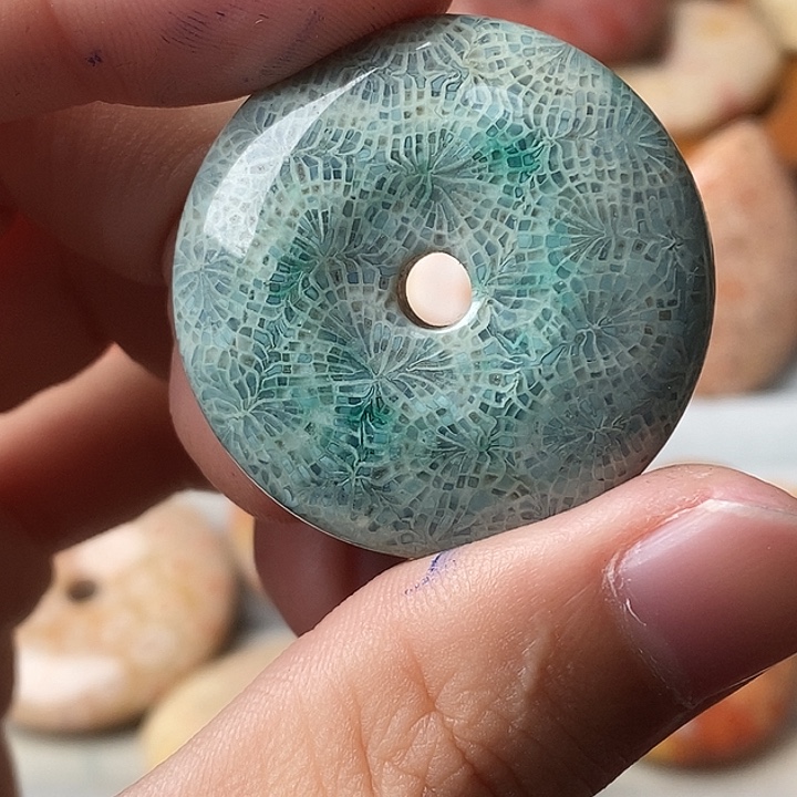 大***兄硅化玉未镶嵌颈饰