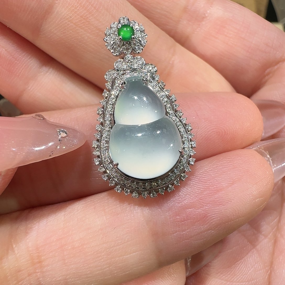 【闪购商品】颈饰18K金镶嵌翡翠