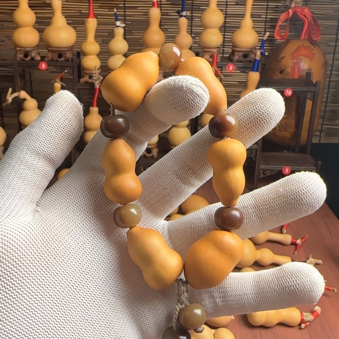 老皮手持隔珠是菩提