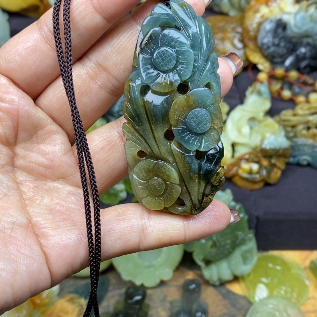 蛇纹石玉颈饰未镶嵌