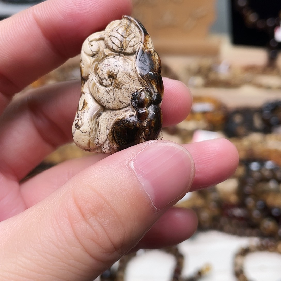 琥珀裸石未镶嵌小**刀大