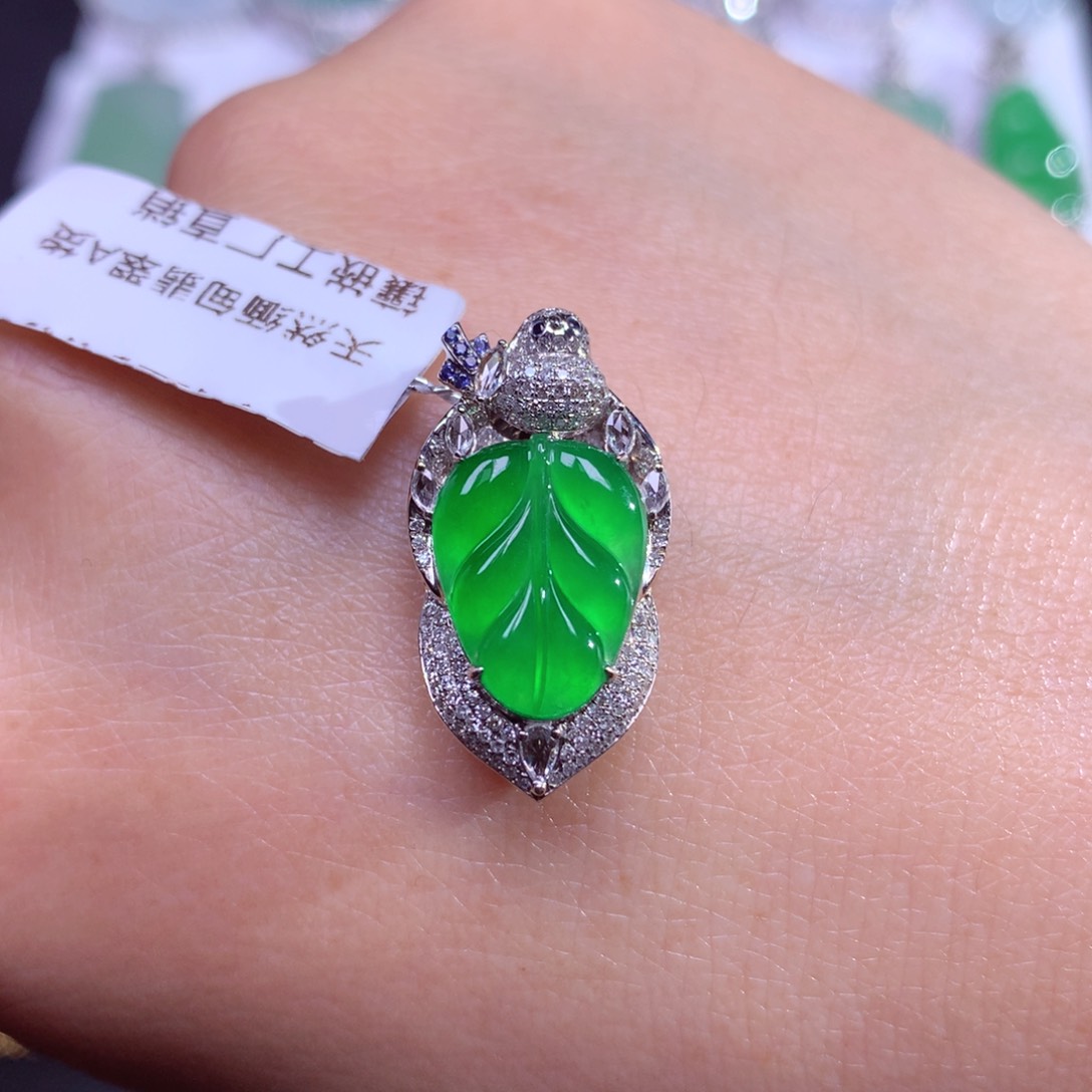 翡翠颈饰18K金镶嵌冰阳绿起光叶子豪镶吊坠