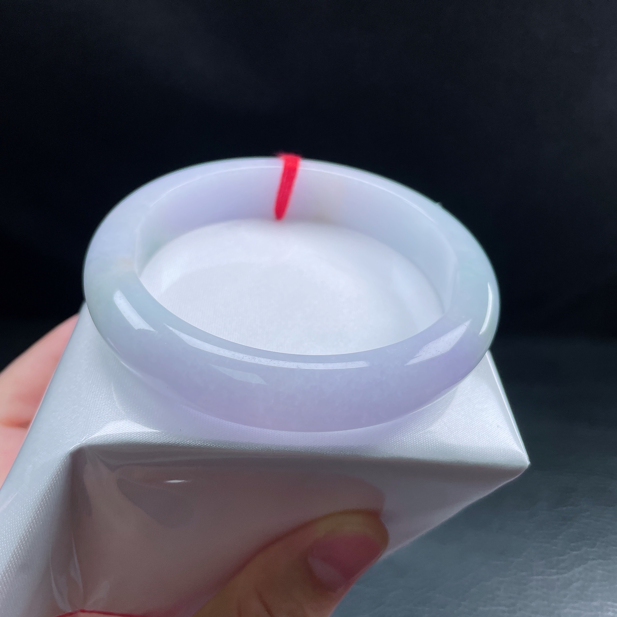 62圈糯化春彩飘绿宽边手镯 有纹皮扣沙眼