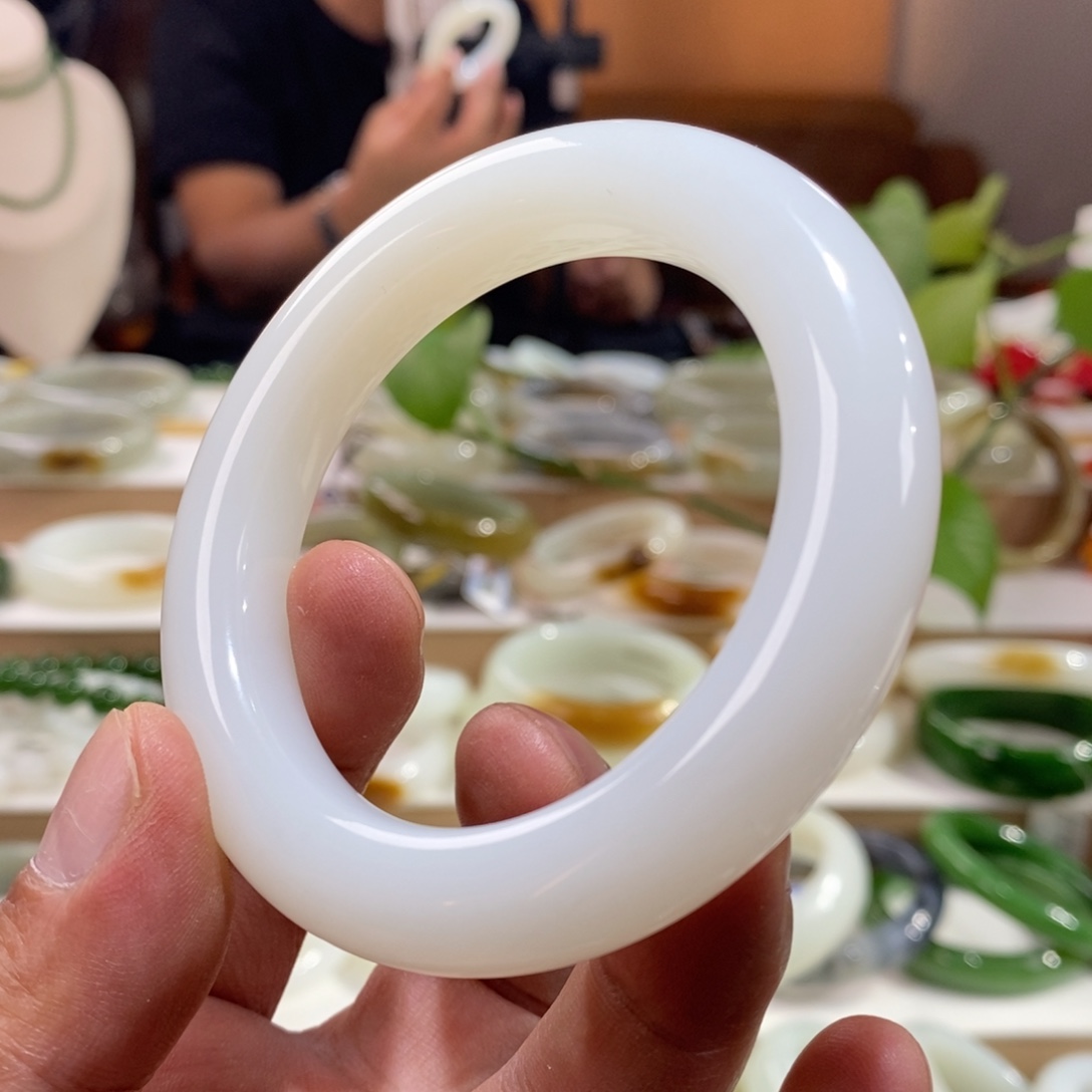 和田玉未镶嵌手镯