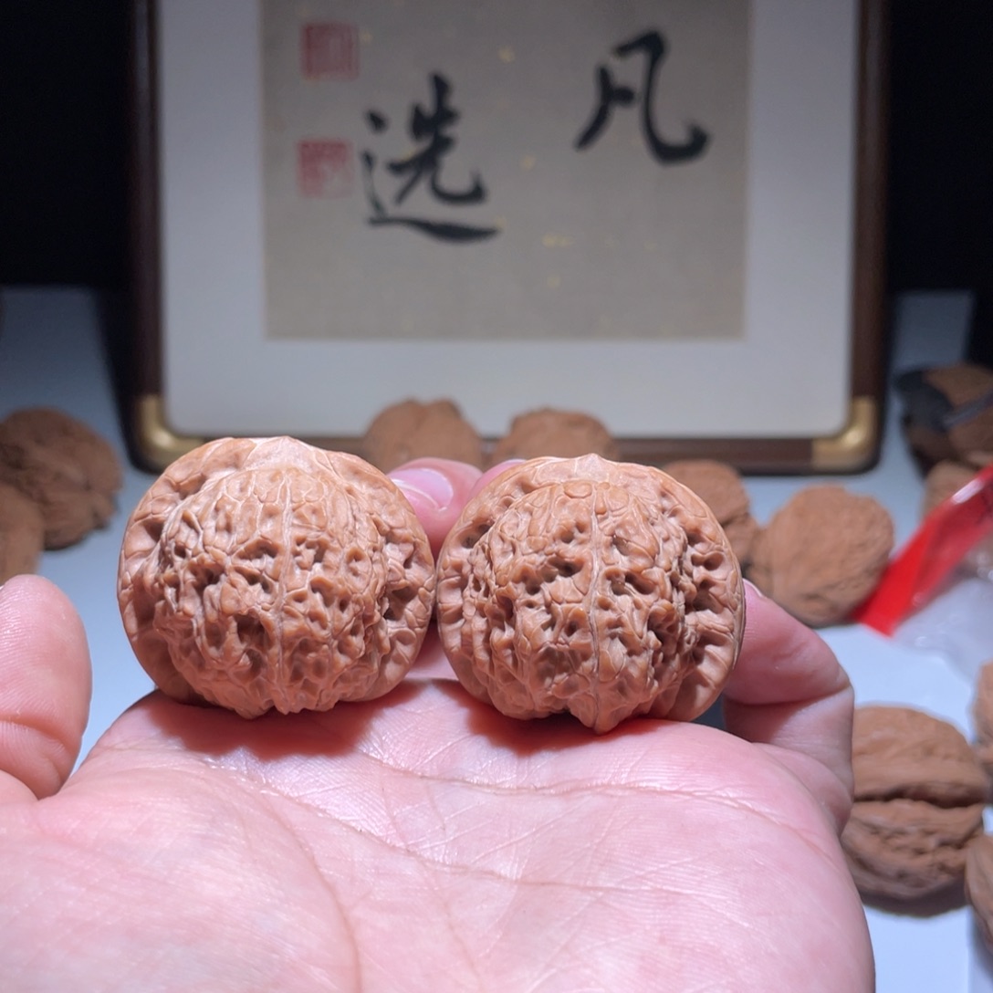 文玩核桃吊坠血麒麟