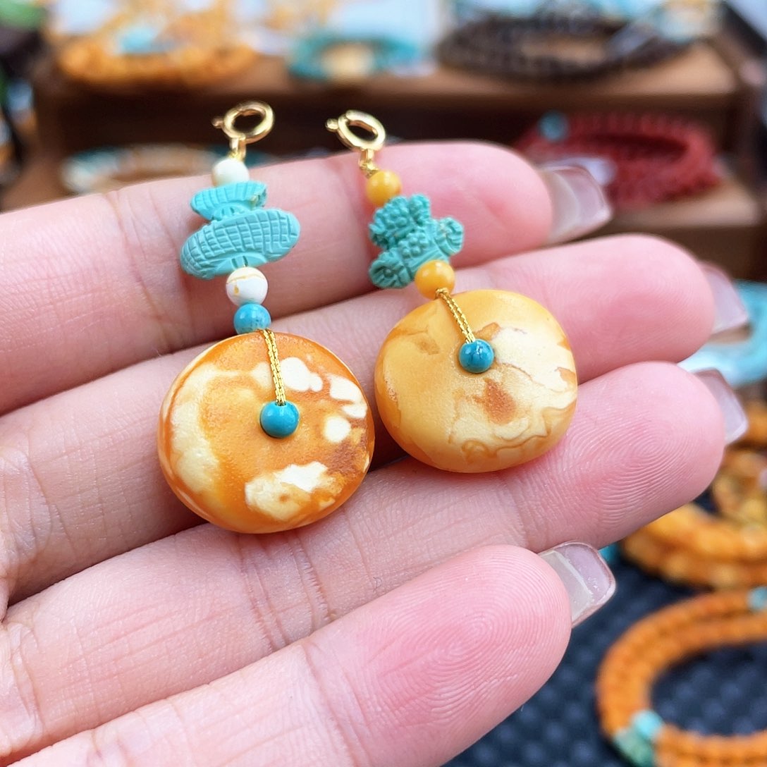 未镶嵌琥珀颈饰滴流多样发其一