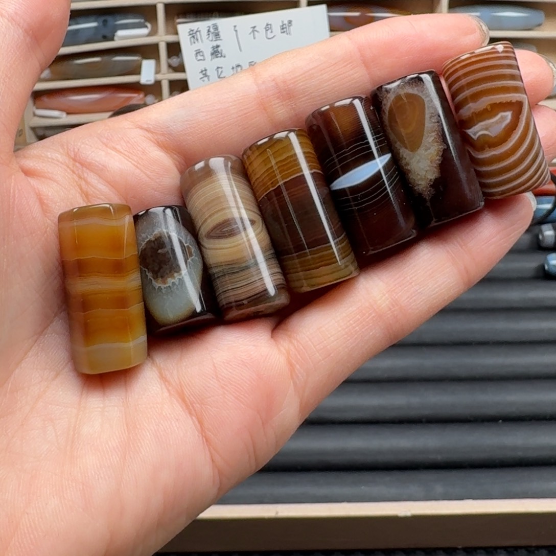 碳***。玛瑙/玉髓未镶嵌颈饰