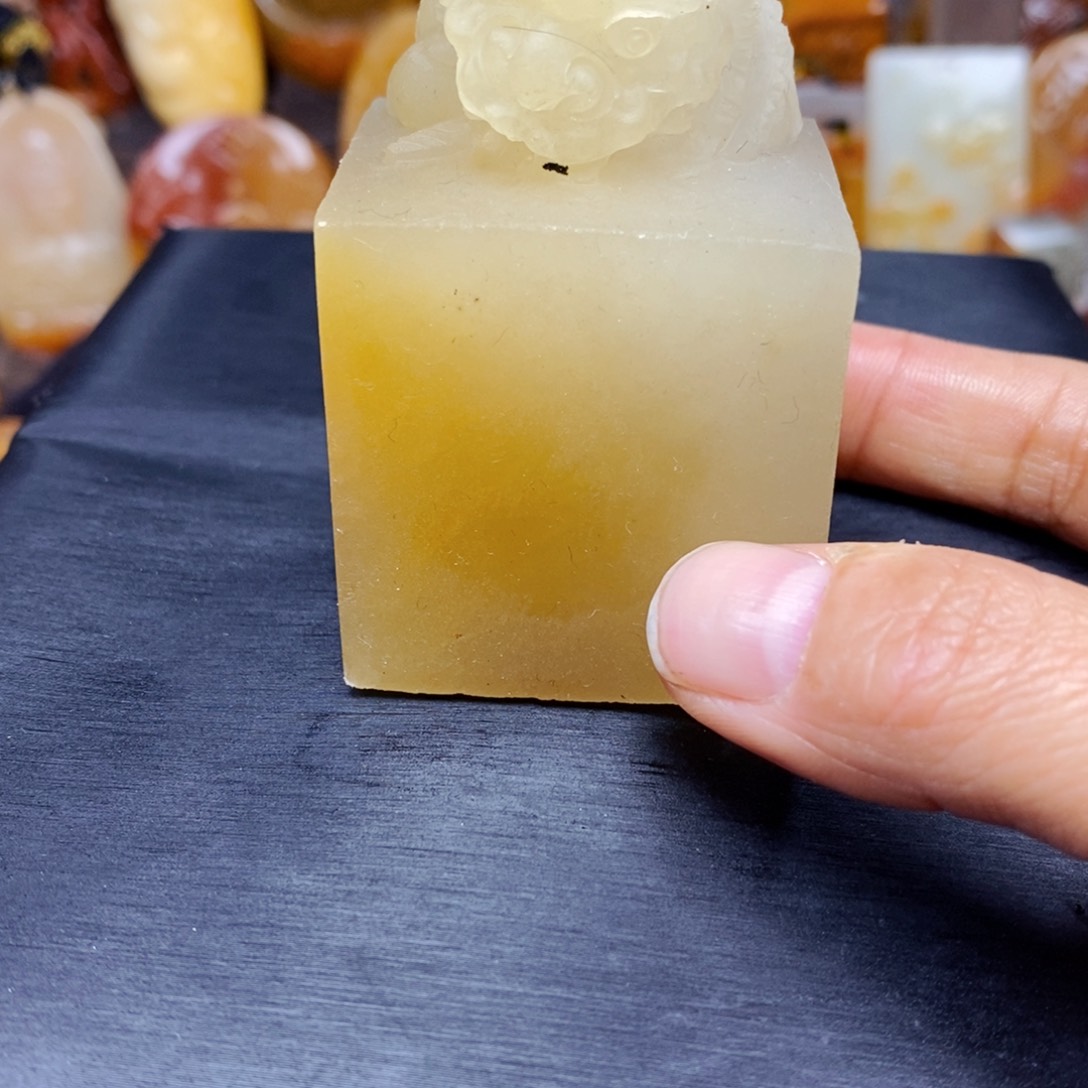 石英质玉（黄龙玉）颈饰未镶嵌