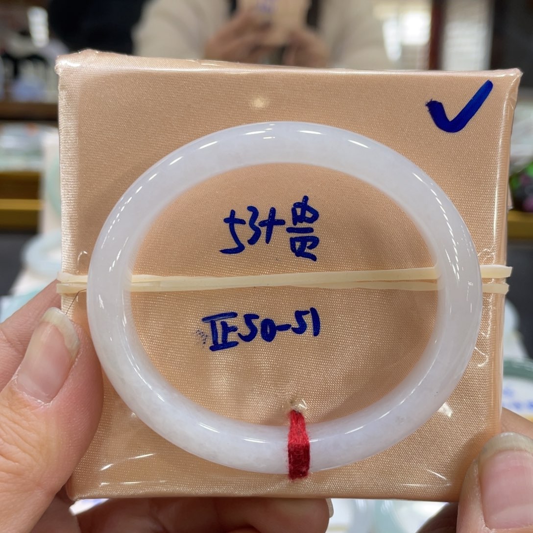 翡翠手镯未镶嵌翡翠